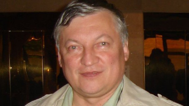 Šachistická legenda Karpov si opět v Lidicích zahraje proti dětem