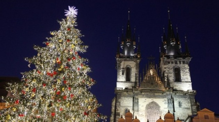 Vánoční trhy končí. Strom ze Staromáku dostane pražská zoo