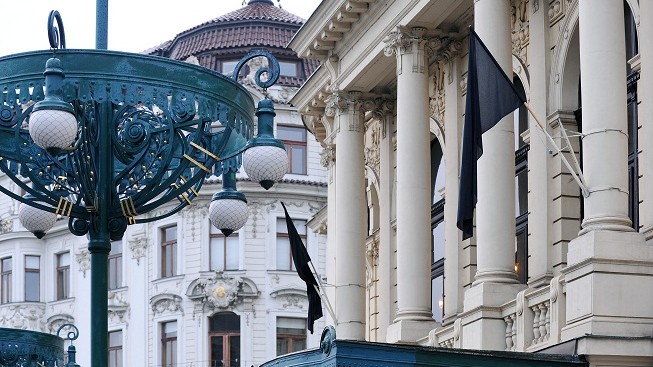 Divadlo na Vinohradech vyvěsilo s úmrtím Jiráskové černé prapory