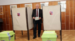 Klaus doporučuje lidem volit dle vlastního názoru, sám volil Zemana