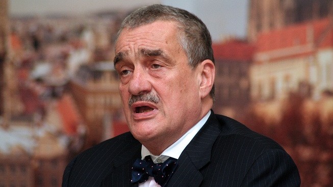 TOP 09 vybere svého šéfa až na podzimním sněmu. I když Schwarzenberg uspěje