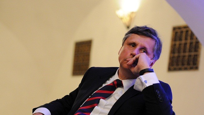 Jan Fischer je neschopný se rozhodnout koho podpořit do druhého kola