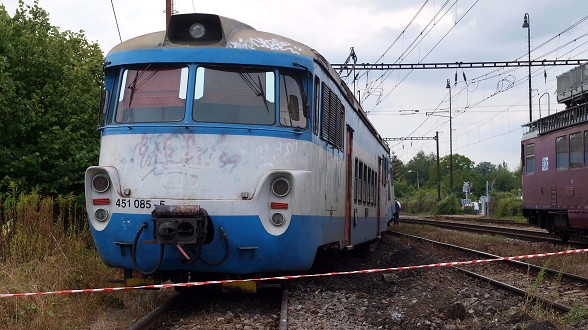 Rychlík u Turnova narazil do stromu. Vlakovou dopravu nahradily autobusy