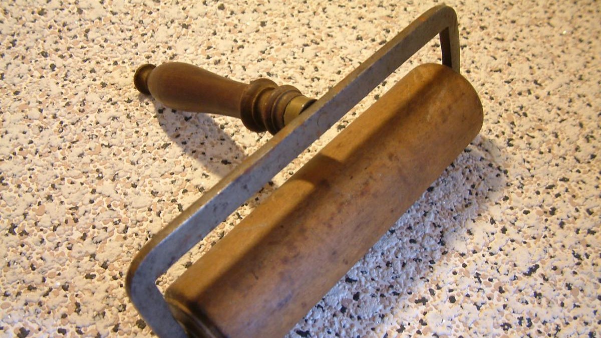 Výrostek napadl svou vlastní matku kuchyňským válečkem