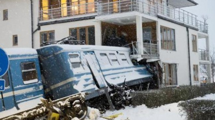 Podívejte se: Uklízečka ukradla vlak a pak s ním narazila do domu