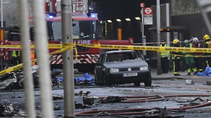 V centru Londýna se zřítila helikoptéra. Dva lidé zahynuli