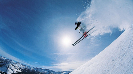 Tisíce lyžařů vyrazilo na kopce východních Čech