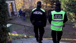 Pražští strážníci se za své "výkony" obdarovali předraženými stříbrnými cihličkami