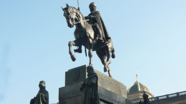Sochu sv. Václava v centru Prahy opět ozdobí řetěz, cizince nevyžene