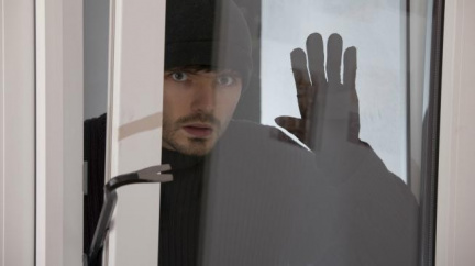 Zloději vnikají do domů hlavně okny, tipy hledají i na Facebooku