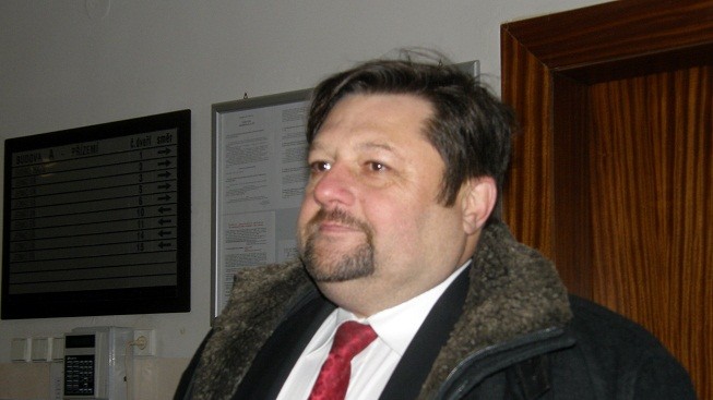 Wolf je stále na útěku, peněžitý trest ale splácí dál