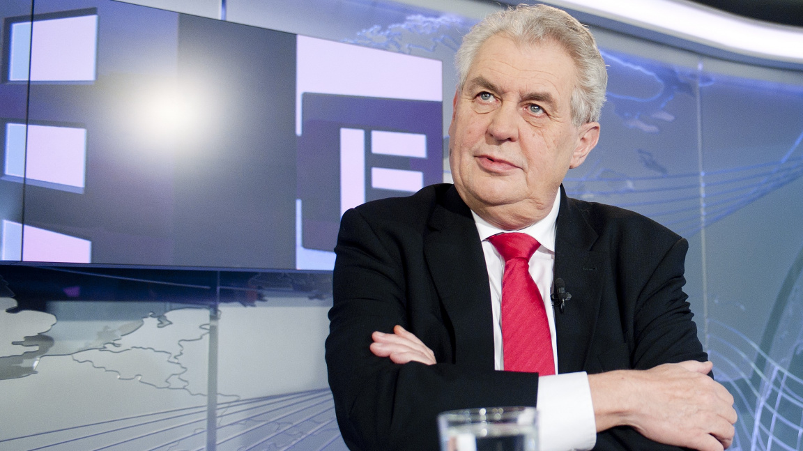 Zeman se dostal na Hrad přes stoku, píší deníky