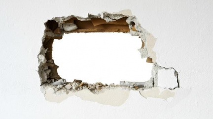 Muž způsobil výbuch plynu, kterým se proboural k sousedovi