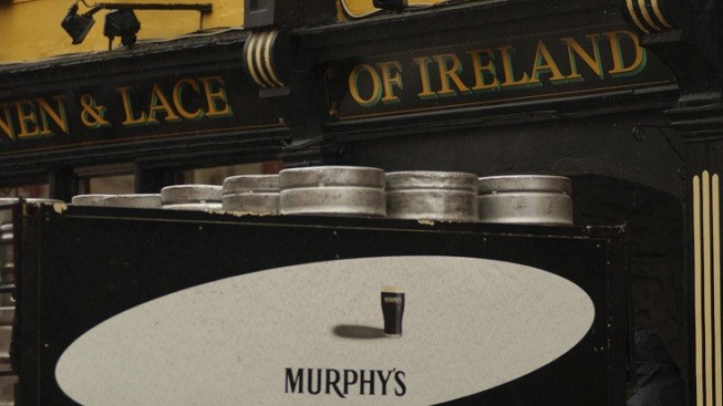 Tajemství pěny irského piva? Irové hází do plechovek výbušné kapsle