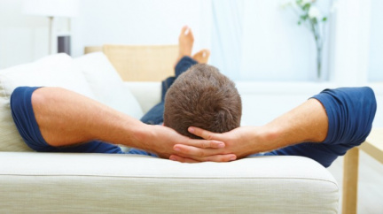 Chcete děti? Vyžeňte chlapa z gauče. Hrozí mu úbytek spermií!