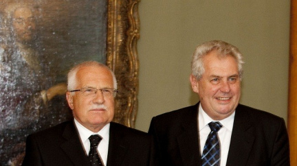 Zeman s Klausem společně položí věnec na Masarykův hrob
