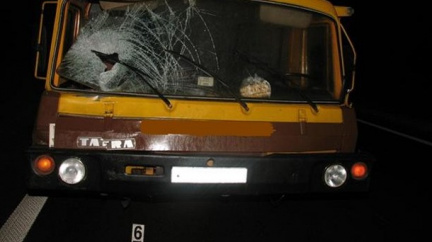 Nákladní auto usmrtilo v husté mlze dvacetiletého muže