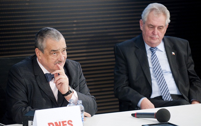 Zeman se směje Schwarzenbergovi: Karle, mám dost času. Ty ne