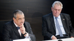 Aktualizováno: Schwarzenberg přijel za Zemanem. Chce konzultovat zahraniční politiku