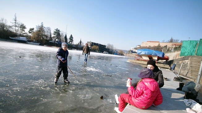 Brněnská přehrada se proměnila v bruslařský ráj