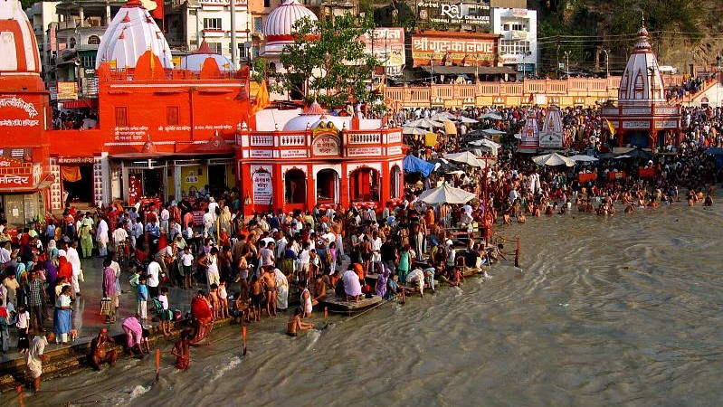Více než třicet milionů Indů se dnes ponoří do Gangy