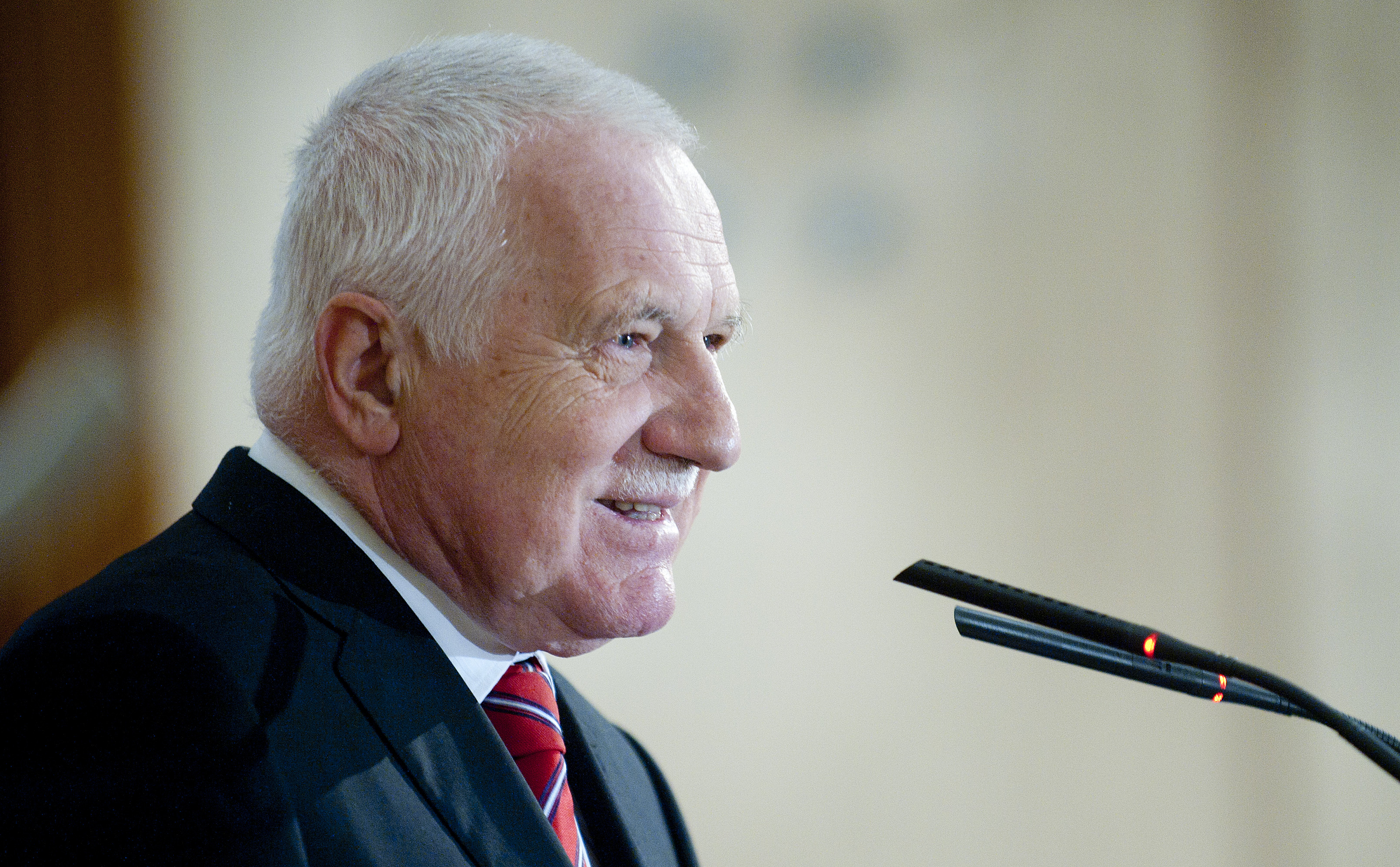 Německý tisk hodnotí Klause: Nestydatý populista a špatný král