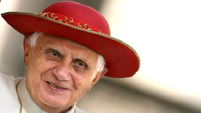 Benedikt XVI. si ponechá jméno a stane se "emeritním papežem"