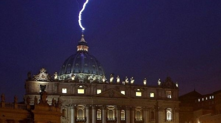 Boží znamení? Po oznámení rezignace Benedikta XVI. zasáhl sídlo papeže blesk