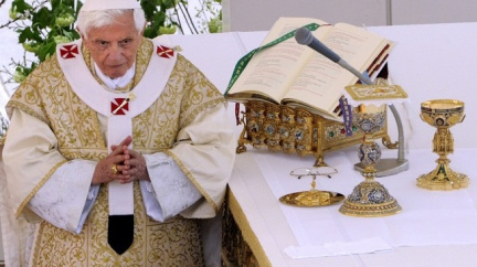 Odstoupení papeže hýbe celým světem