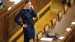 Aktualizováno: Parodie na práci? Ministři ani poslanci nepřišli, ve čtvrtek už mají víkend