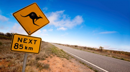 Muž přežil v australské pustině díky roztoku na čočky a moči