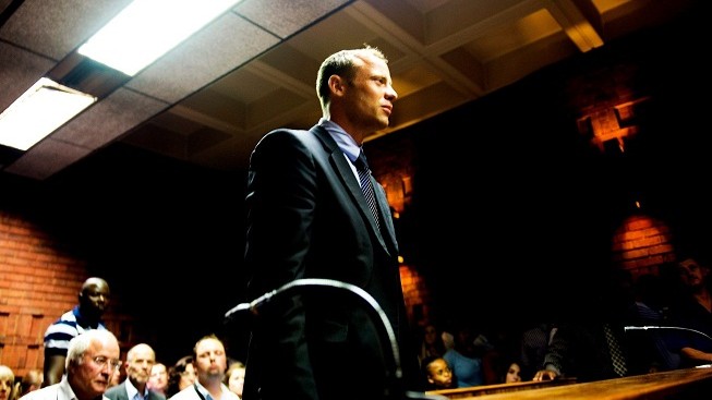 Zemřela mi v náručí, vzlykal Pistorius. Vražda byla plánovana, tvrdí žaloba