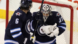 Pavelec odchytal 200. zápas v NHL a oslavil ho výhrou