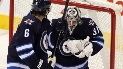 Pavelec odchytal 200. zápas v NHL a oslavil ho výhrou