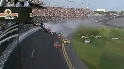 Hrůzostrašná nehoda vozů NASCAR zranila přes 30 lidí