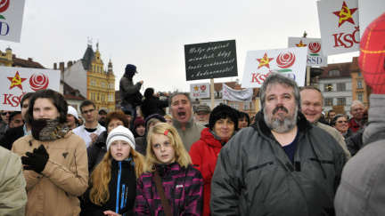 Stovky lidí demonstrovaly na Staroměstském náměstí proti komunismu
