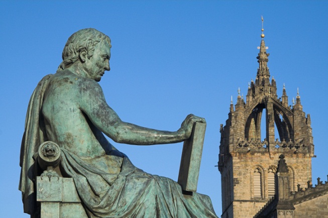 V pozadí Kostel sv. Jiljí a vepředu socha skotského filozofa Davida Humea