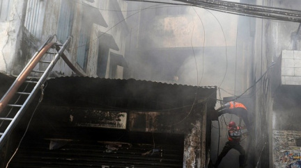 Při požáru na indickém tržišti zahynulo nejméně 18 lidí