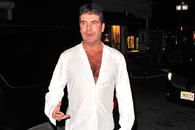 Simon Cowell s rozepnutou košilí