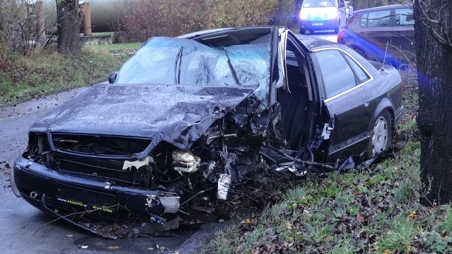 U Žermanic narazil do stromu osobní vůz. Záchranáři ošetřovali pět lidí