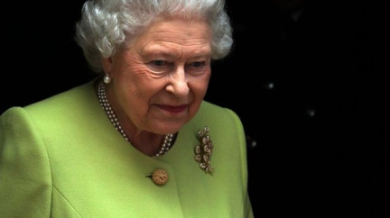Britská královna schválila zákon umožňující sňatky homosexuálů