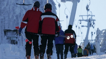 Na řadě sjezdovek je ještě sníh. A bude i o Velikonocích