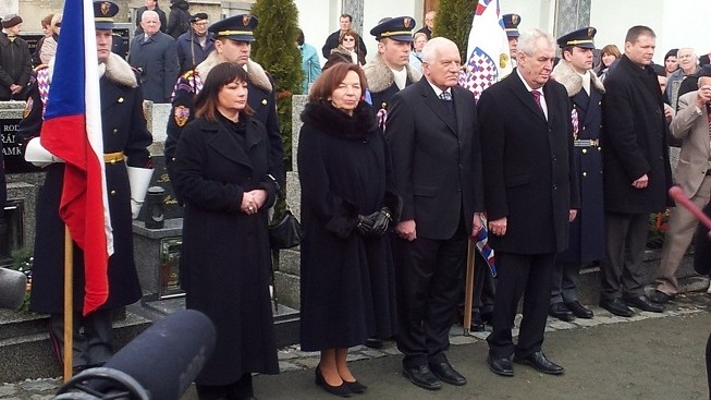 Klaus se Zemanem společně na procházce. Položili věnec k Masarykovu hrobu