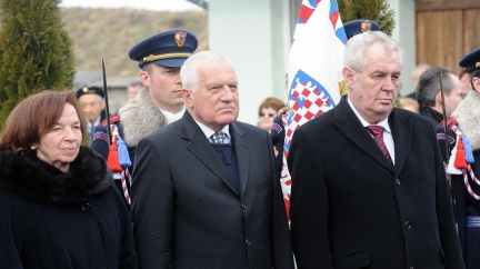 Zeman vyrazil ze svého bytu na Hrad. Funkce prezidenta se ujme dopoledne