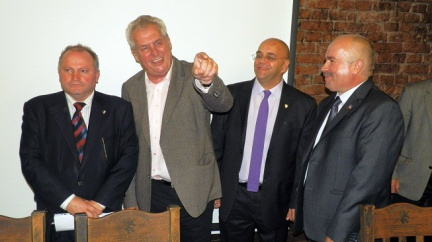 Autobusy plné sympatizantů Zemana dorazily brzy ráno na Pražský hrad