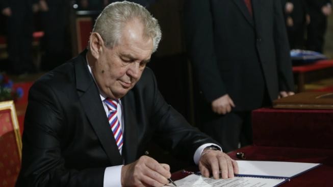 Zemanova první cesta povede tradičně na Slovensko, Fico se již těší