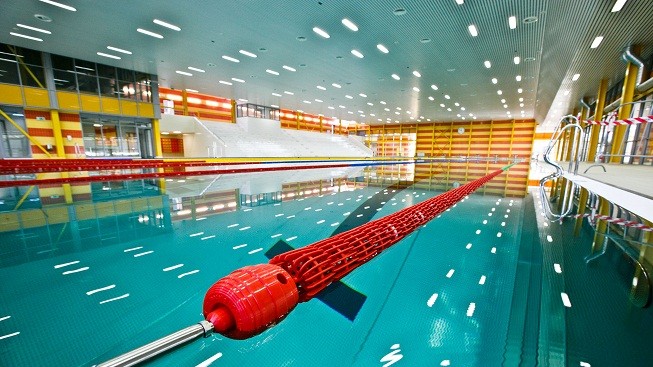 Z bazénu v Karlových Varech unikl chlor, desítky lidí lékaři ošetřili