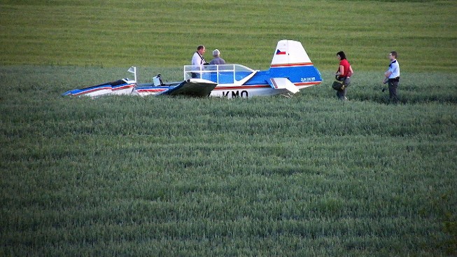 Na Chrudimsku spadlo práškovací letadlo. Pilot nepřežil