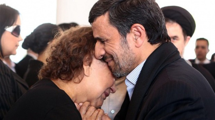 Ahmadínežád čelí v Íránu kritice za objetí Chávezovy matky