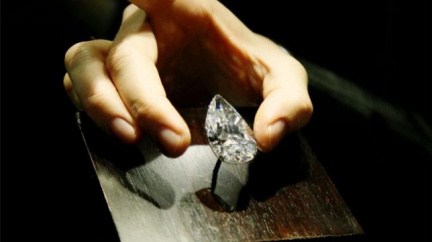 Zatají se Vám dech. Největší bílý diamant ve tvaru hrušky je ke koupi